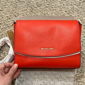 MICHAEL KORS Ellis Medium Leather Crossbody Bag
38T9CE0M2L  Mandarin